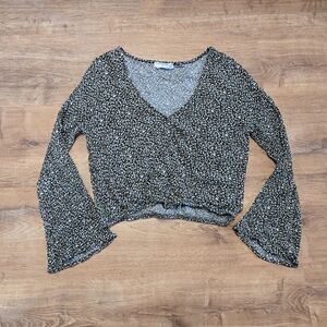 🇺🇸Sadie & Sage Black and White Floral Bell Sleeve Blouse  Medium